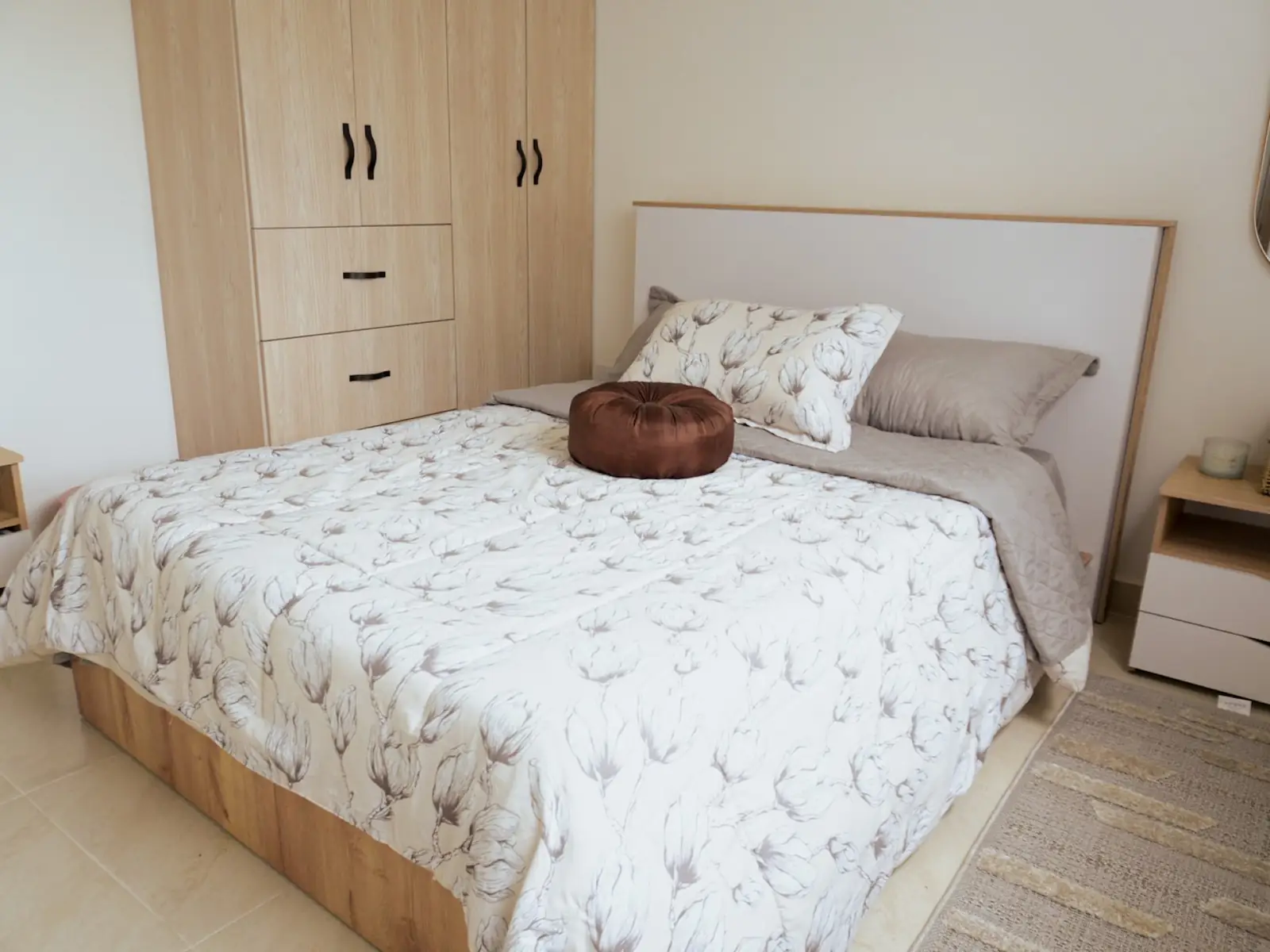 Alcoba del apartamento modelo con cama doble