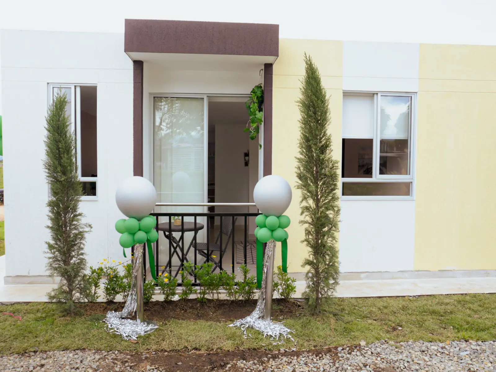 Fachada del apartamento modelo de Villa Elcira con jardín