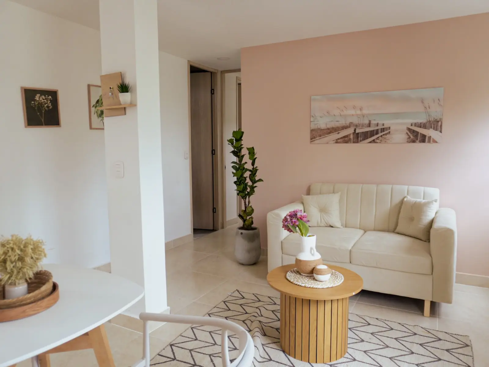Sala del apartamento modelo con sofá y mesa de centro